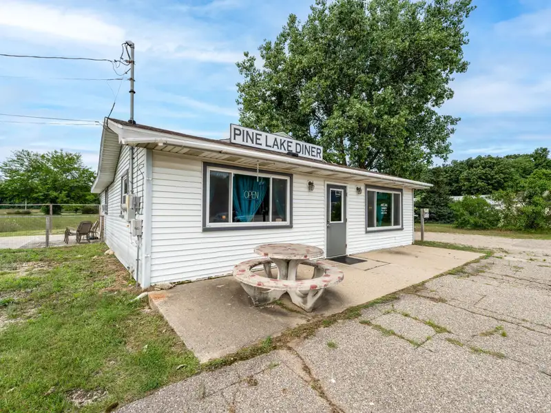 Cozy Diner with Pole Barn on 3 Acres Across from Pine Lake