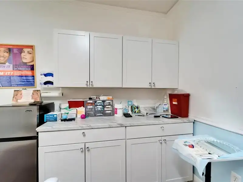 Office Suites in Hyde Park with Conference Rooms and Ample Parking