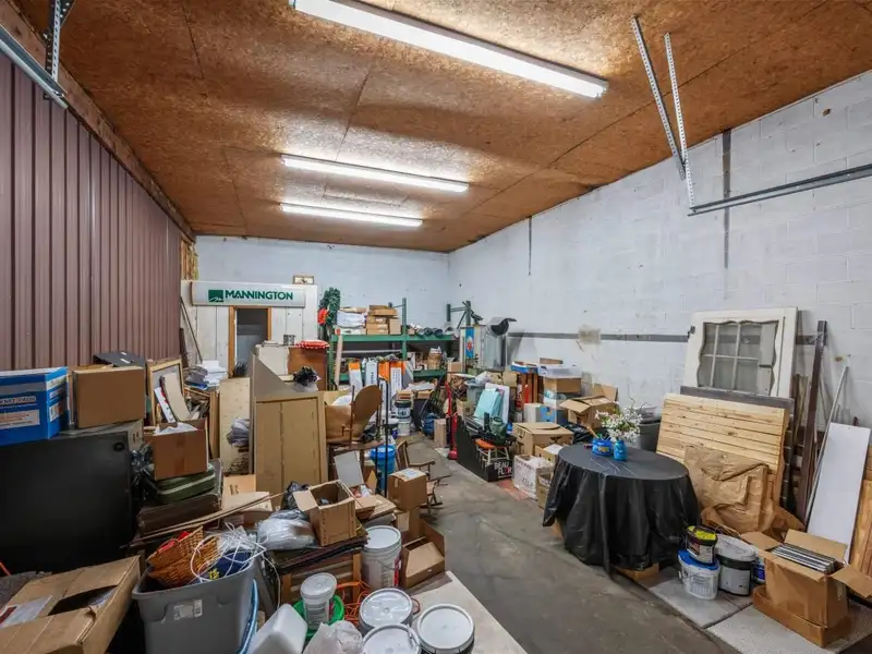 Commercial Property with Showroom and Warehouses on Us Hwy 100 W