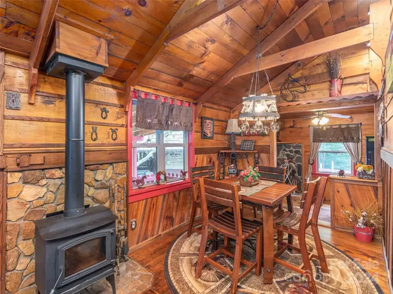 Charming Cottage and Barn on Expansive Mountain Retreat with Outdoor Amenities