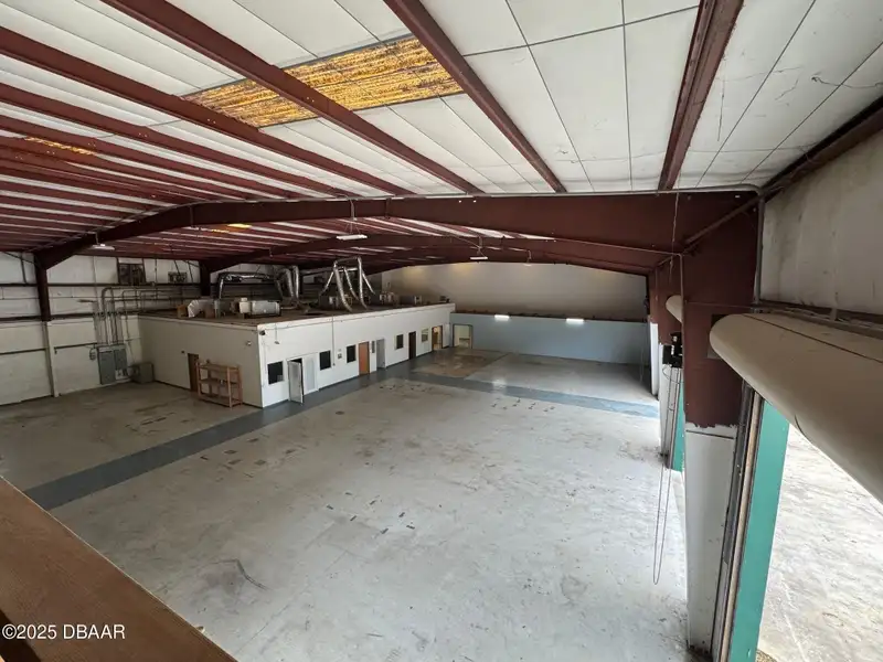 Flexible Commercial Lease: 19,000 Sq Ft Available in Prime Location