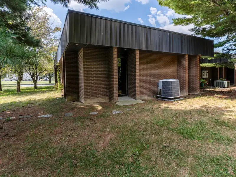 One-third Ownership of Professional Building in Versailles – Ideal for Business Services