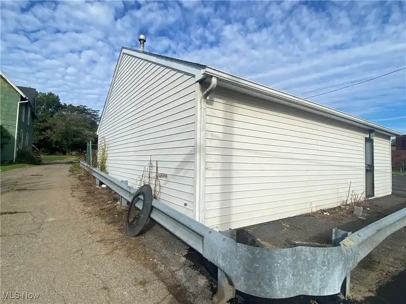 Commercial Garage Space in Canton City - 992 Sq Ft with Dual Garage Doors