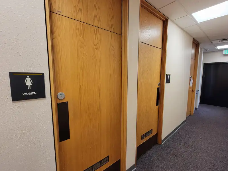 Large Office Building with Panoramic Views in Prime Downtown Location, 40,000 Sqft