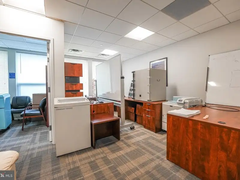 Secure Commercial Office Space in West Metro Plaza - 3101 Sq Ft, Icd 705 Compliant