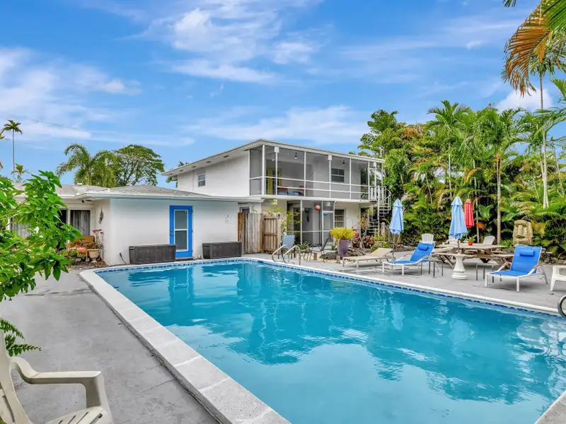 Multi-unit Garden Retreat in Oakland Park with Pool and Upgraded Apartments