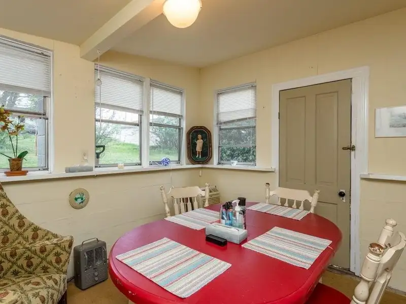 Victorian Office Space with Ada Compliance in Quaint Broadway, Ideal for Airbnb Potential