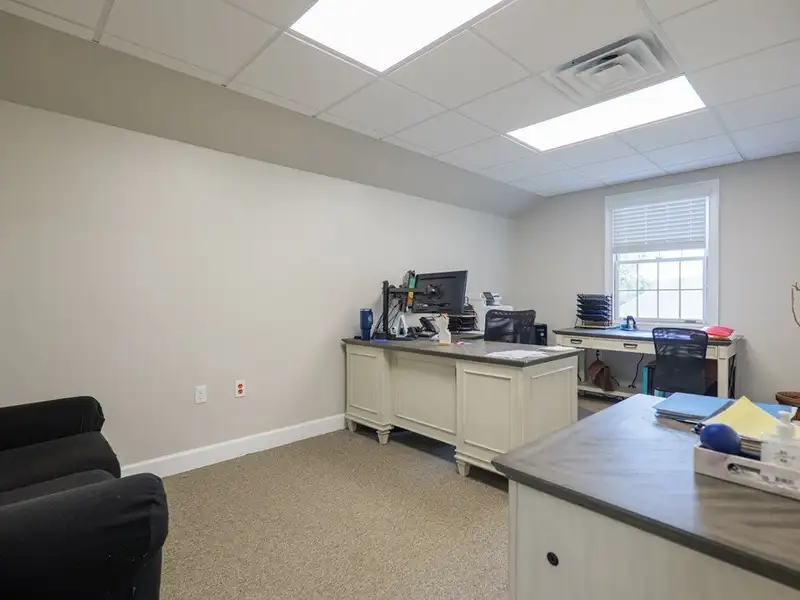 Executive Office Building in Loch Winn Business Park, Valdosta - Renovated with Ample Space