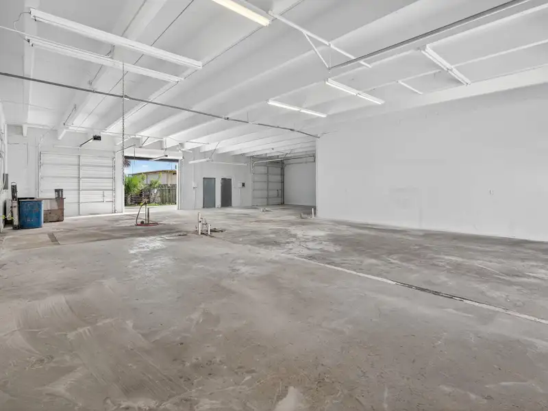 Versatile 2,700 Sf Flex/industrial Condo Units in Jupiter's Industrial Corridor