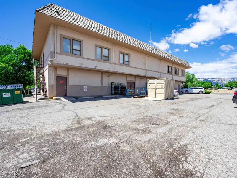 Two-story Commercial Investment Property in Downtown Parachute with 6%+ Cap Rate
