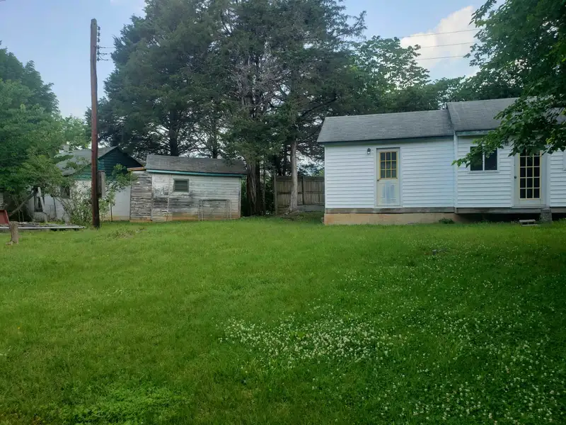 Versatile Retail Gift Shop and Cottages on 7.95 Acres with Mountain Views