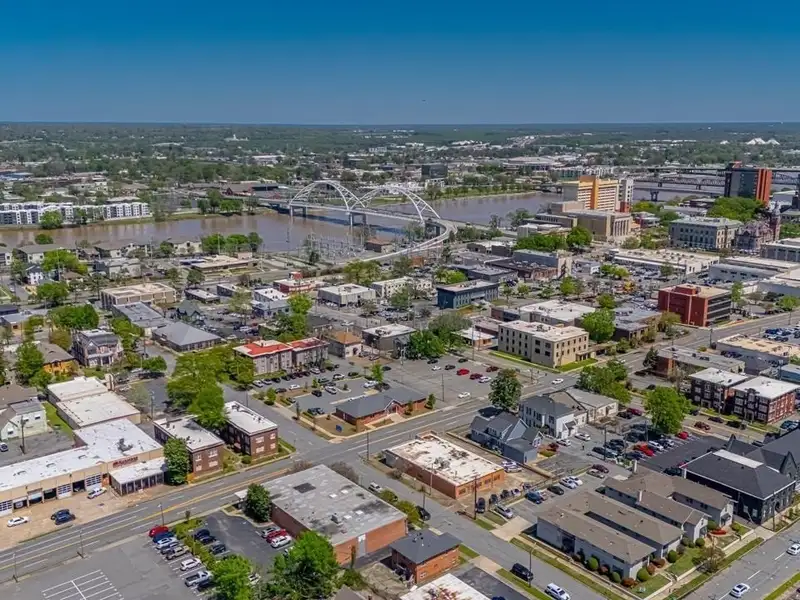 Remodeled Commercial Building Near I-630, Downtown Little Rock – Ideal for Office or Apartment