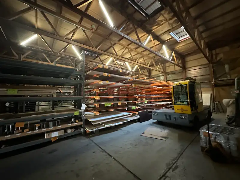 Commercial Ensemble with Multiple Halls and Parking in Leege Industrial Estate, Herzberger Strasse