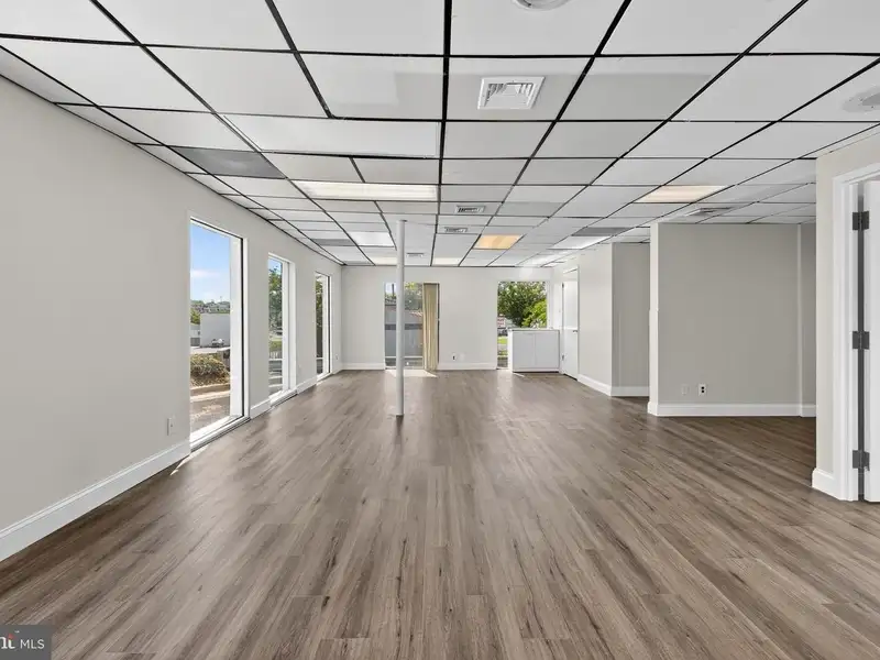 Versatile Commercial Property in Northwood Park, Ideal for Offices, Retail, or Light Industrial