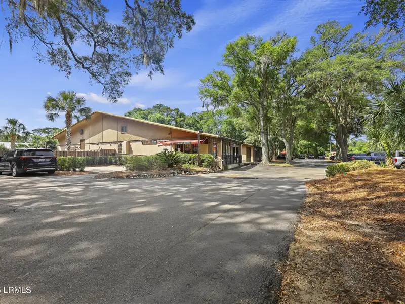 Remodeled Mid-island Restaurant with New Equipment and Outdoor Dining Area