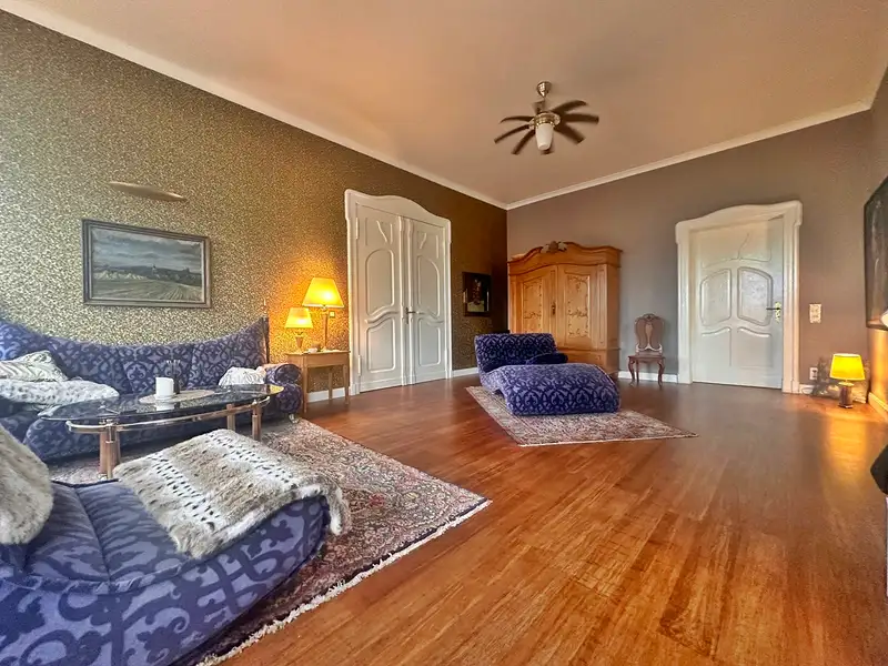 Spacious 249 M² Commercial-residential Unit in Historic Mühlhausen Villa