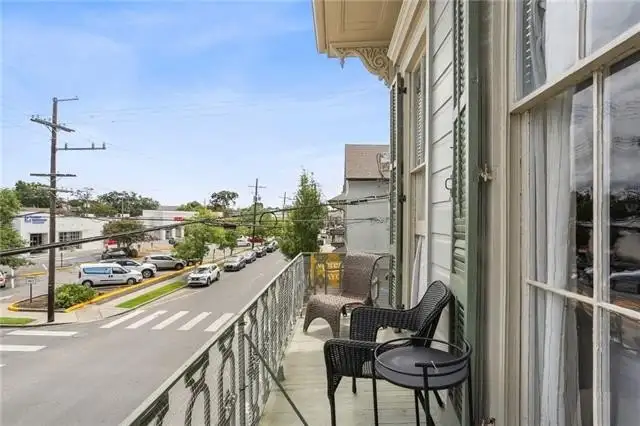 Spacious 2 Bed, 2 Bath Apartment with Balcony on Prytania Corridor