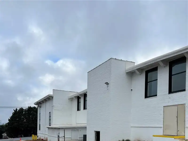 Spacious Commercial Warehouse for Storage and Distribution in Prime Location
