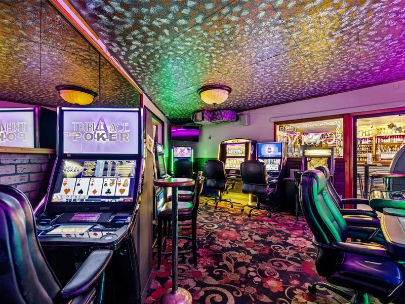 Historic Del's Bar & Grill: Profitable Lakeside Business in Somers, Mt with Liquor License