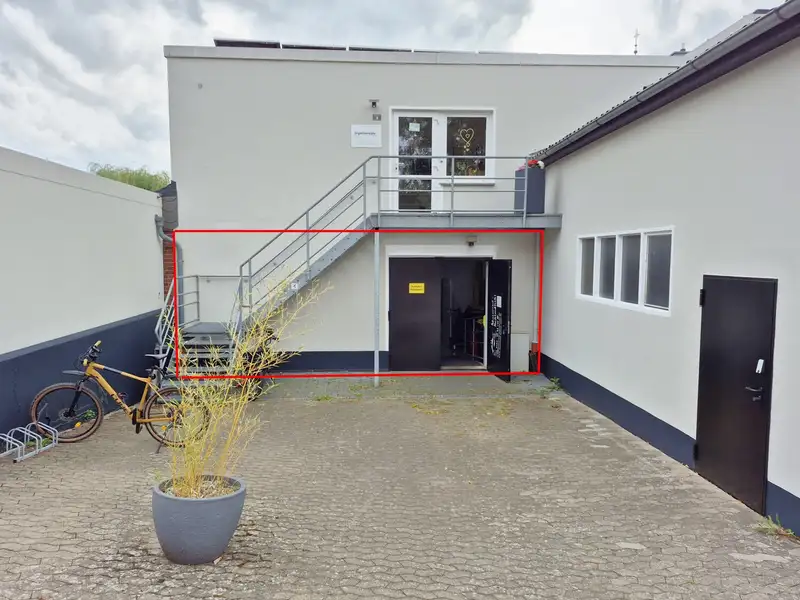 First Floor Commercial Space in Hille with Showroom, Workshop, and Office Areas