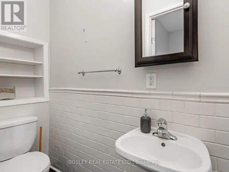 Charming Two-storey Apartment in Landmark Building on Queen St West