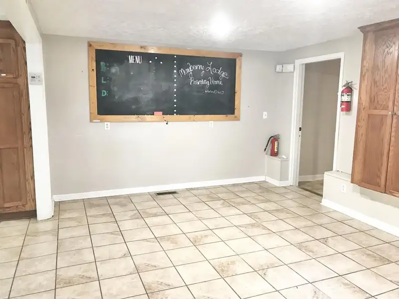 15-bedroom Building with 6.5 Baths Near Huntingdon and Jackson, Potential for Re-zoning