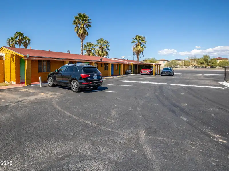 Well-maintained 18-unit Motel Near Tucson Airport with Rv Spaces and Ample Parking