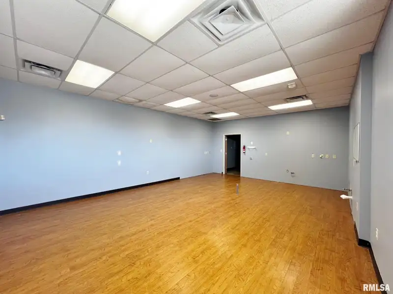 Standalone Commercial Building in Peoria's Metro Centre - High Traffic and Visibility