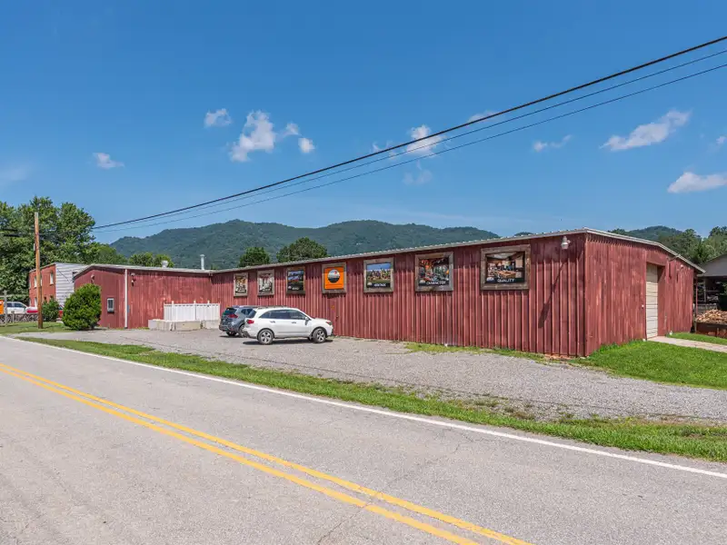 Mixed-use Industrial Property with Office, Storage, and Apartments in Bethel, Nc