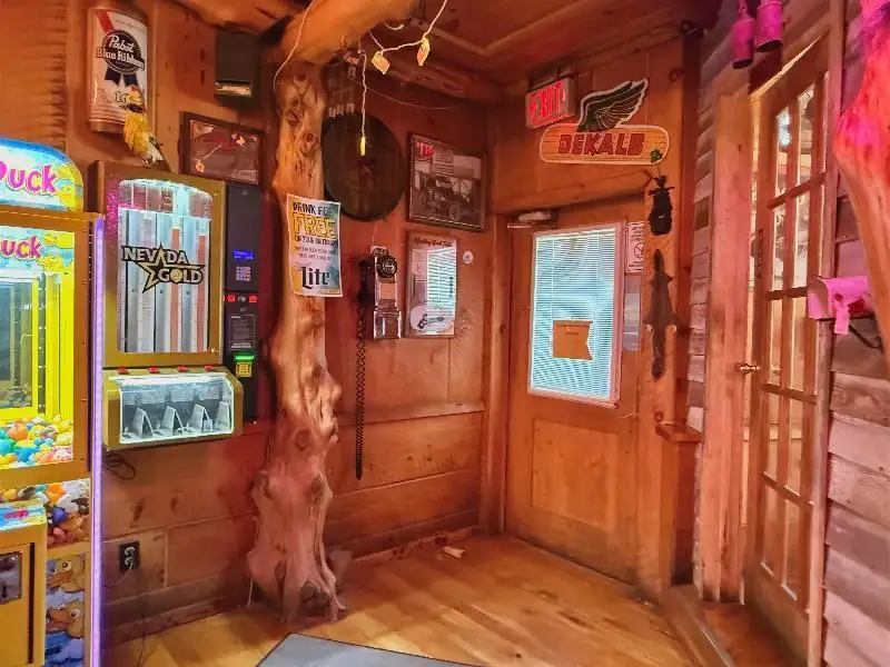 Turnkey Lodge-style Investment Opportunity in Berlin with Unique Interior and Bar