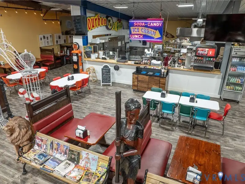 Renovated Commercial Building with 3 Businesses in Prime Montross Location