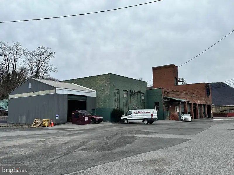 Industrial Building with 6 Bay Truck Repair Facility on 1.47 Acres Near Downtown