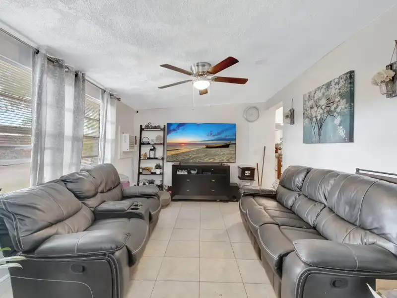 Well-maintained 6-unit Multifamily Property in South Florida with Value-add Potential