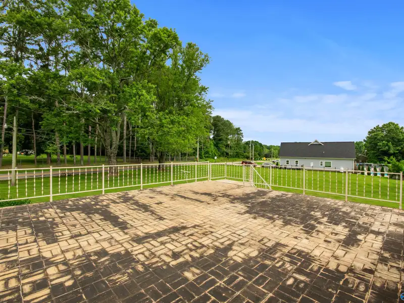 Versatile 2000 Sqft Home on 1.40 Acres in High-growth Huntsville Area