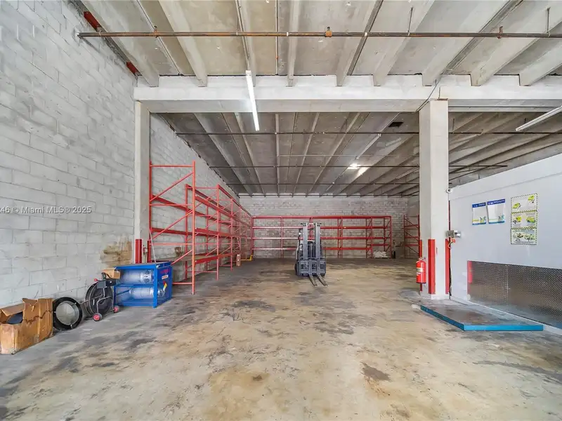 Commercial Property in Doral - Prime Location Near Miami International Airport and Amenities