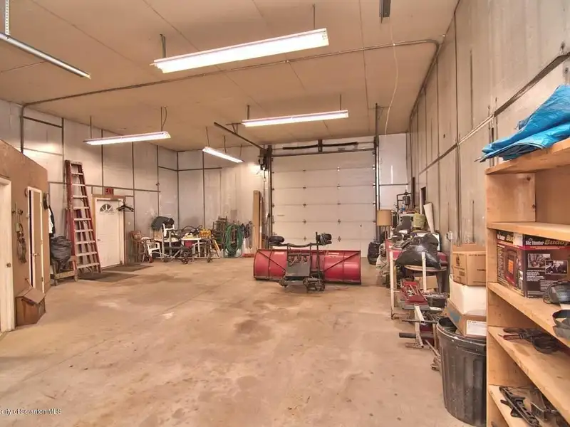 Commercial Garage with Office Near Moscow Train Station, 1200 Sf, Ample Parking