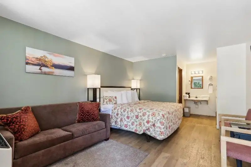 Historic Inn with Guest Suites and Motel Units in Wisconsin Dells