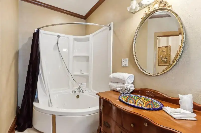 Turnkey B&b and Event Center in Wisconsin Dells with 17 Guest Suites