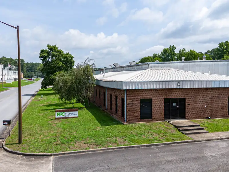 Industrial Warehouse with Food Quality Standards and Office Space in Prime Location