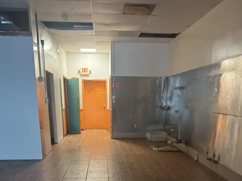 Retail Bay for Restaurant in High-traffic Area - 1400 Sf Available