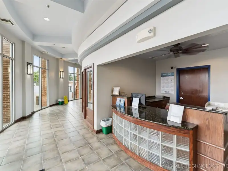 Historic Multi-use Building on Main Street, Bristol - Route 66 Landmark with Renovations