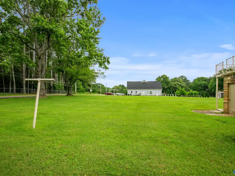 Versatile 2000 Sqft Home on 1.40 Acres in High-growth Huntsville Area