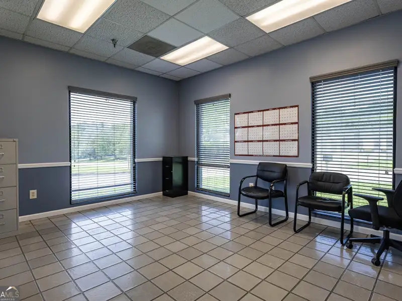 Industrial Warehouse with Food Quality Standards and Office Space in Prime Location