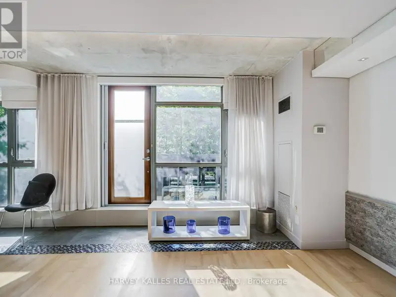 Executive Urban Townhome in King West with Private Entrance and Premium Amenities