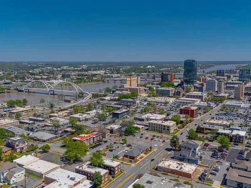 Remodeled Commercial Building Near I-630, Downtown Little Rock – Ideal for Office or Apartment