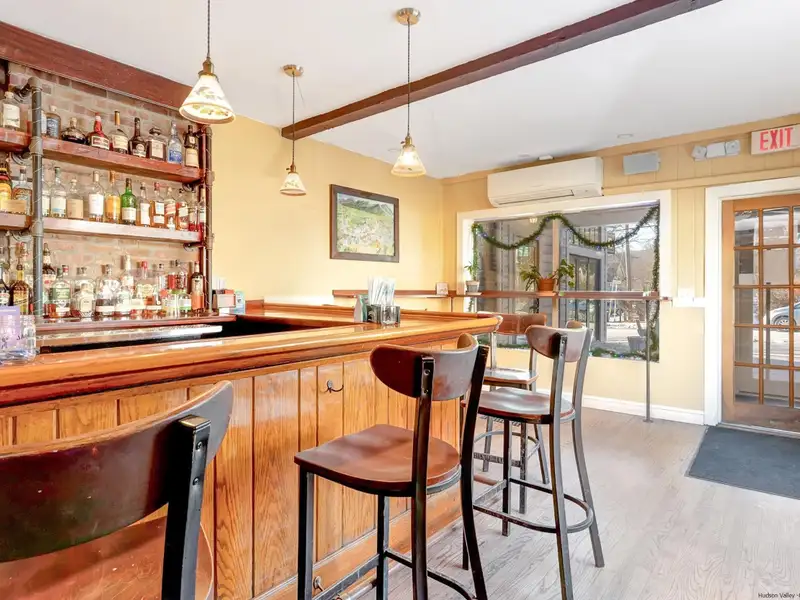 Renovated Pub and Hotel in Prime Woodstock Location with Restaurant and Apartments
