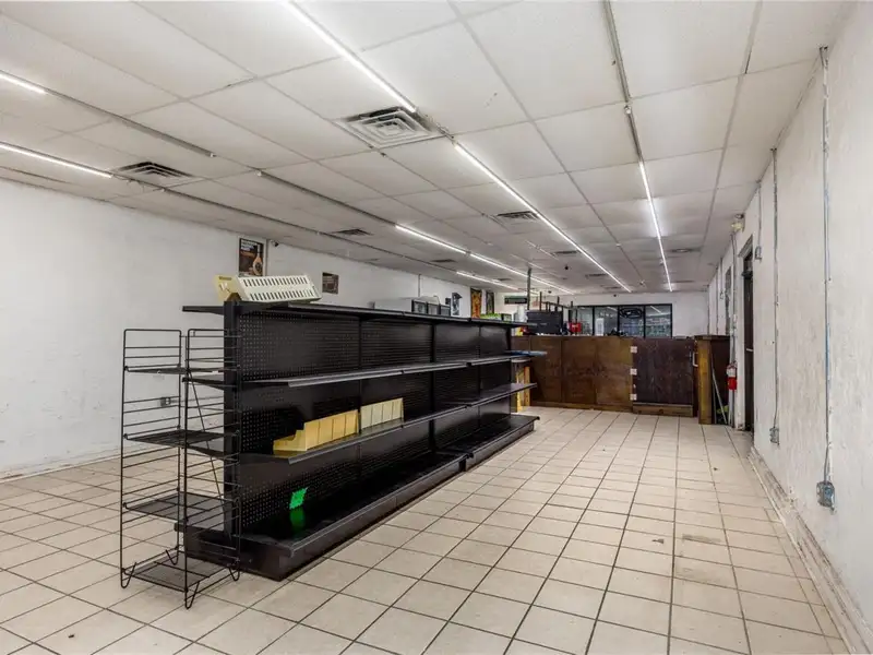 Versatile Commercial Building for Retail or Service Use in High-traffic Location