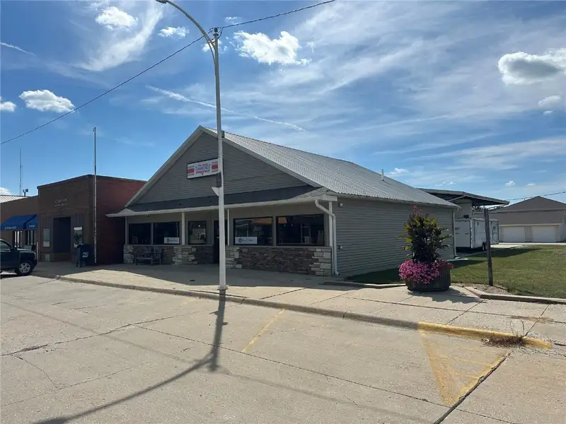 Standalone Commercial Building in Van Horne, Ia – Fully Leased Pharmacy Investment