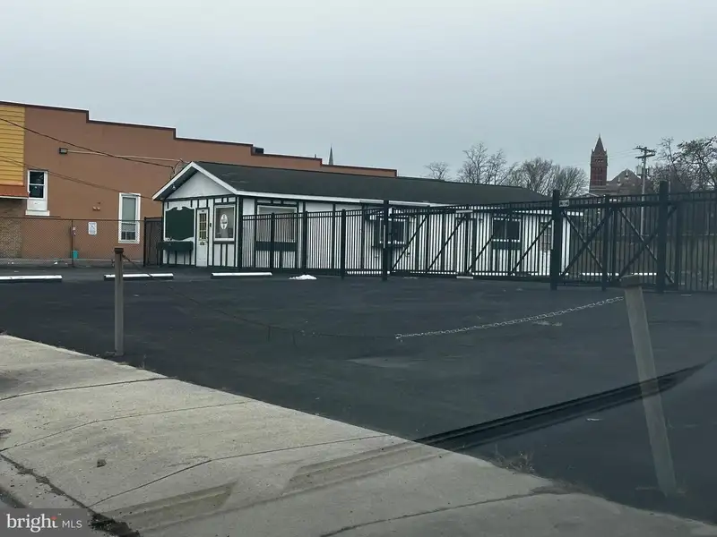 Single-story Commercial Building with Parking and Fenced Lot in Prime Location