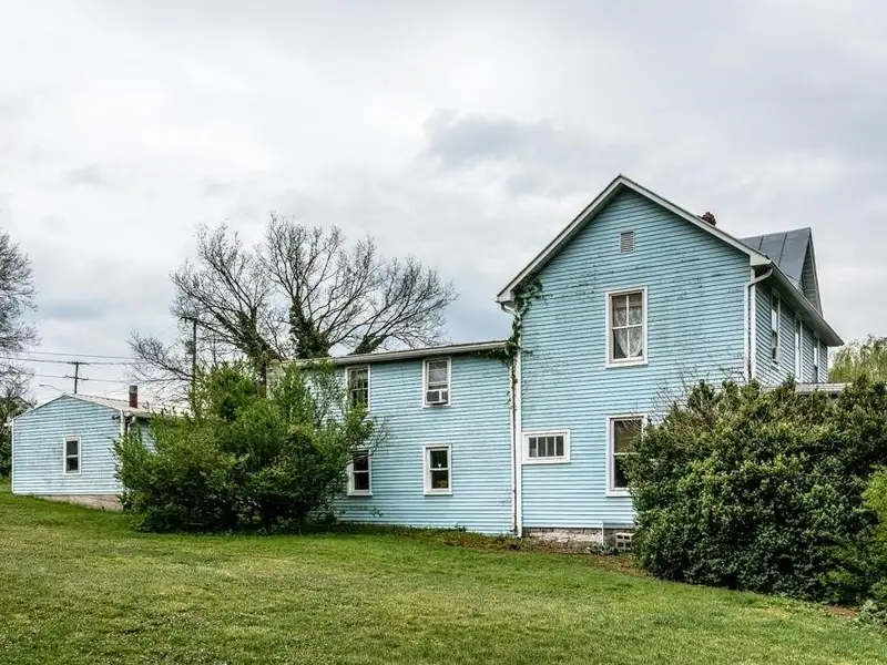 Victorian Office Space with Ada Compliance in Quaint Broadway, Ideal for Airbnb Potential